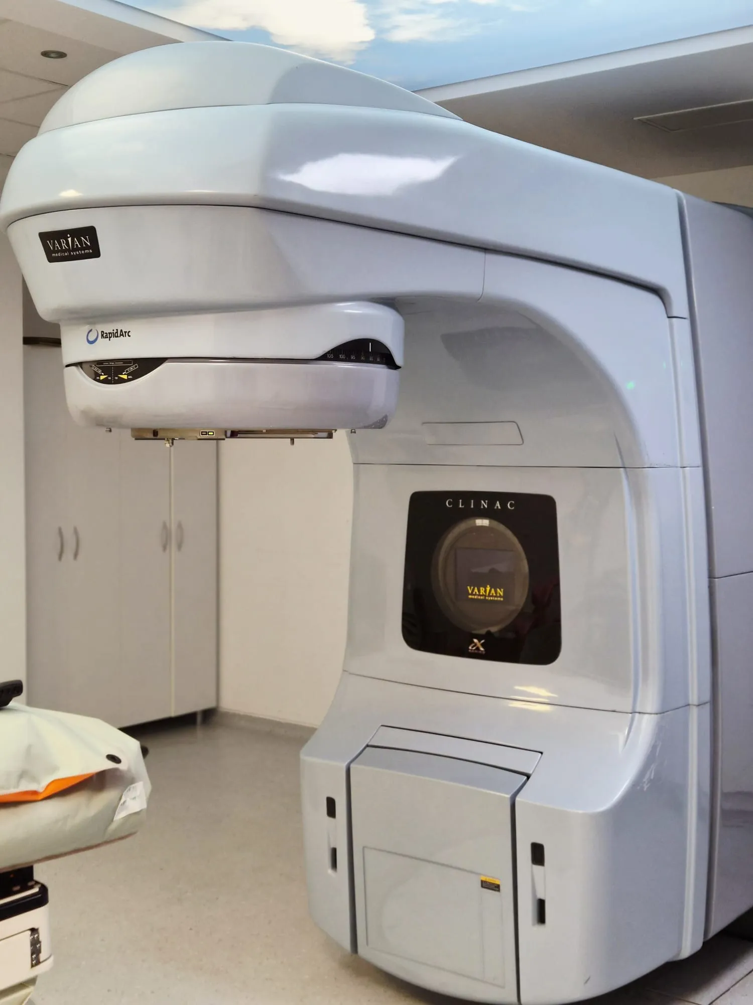 Varian Clinac iX Linear Accelerator