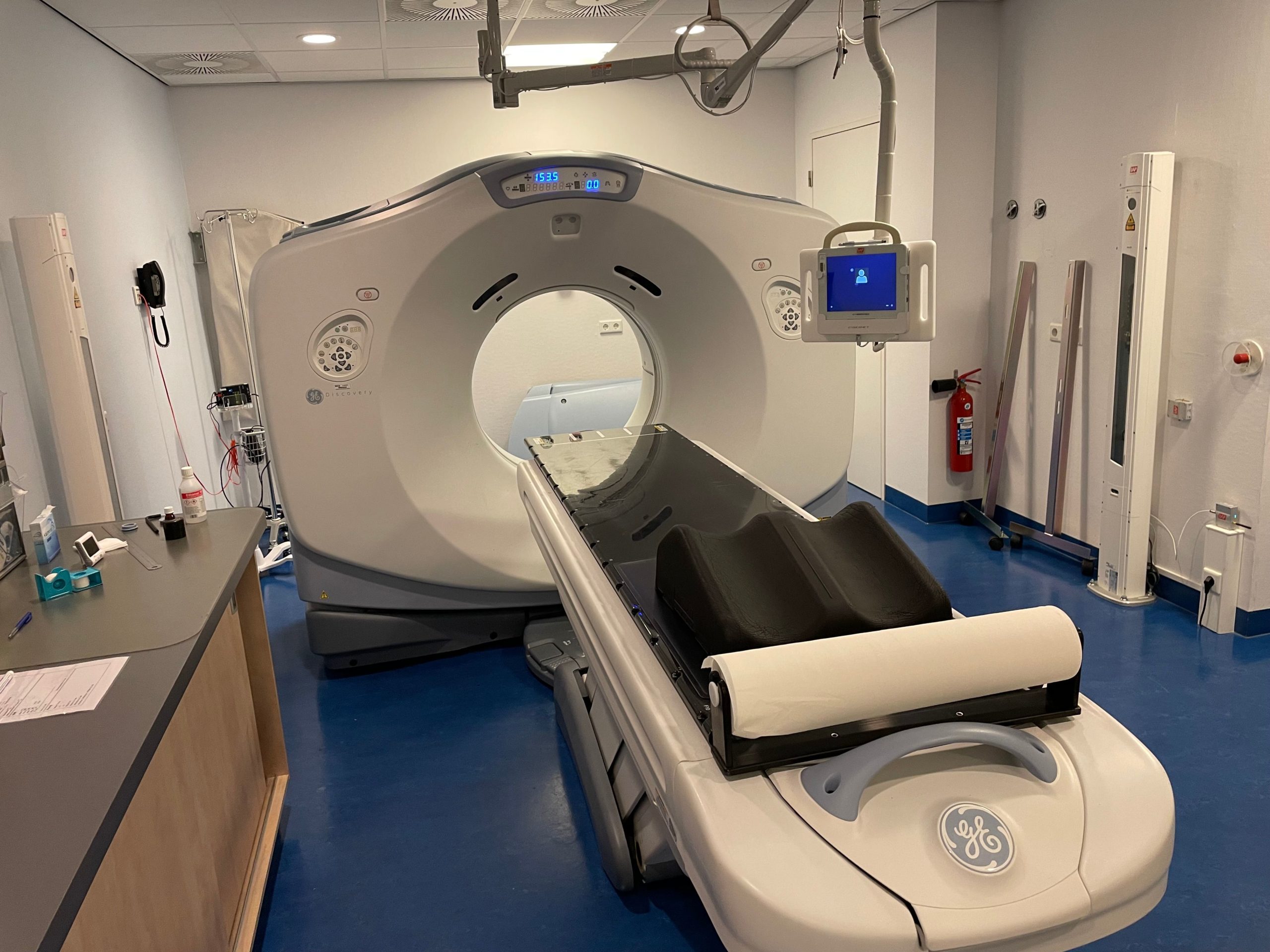 GE Discovery CT590 RT 16 CT Scanner