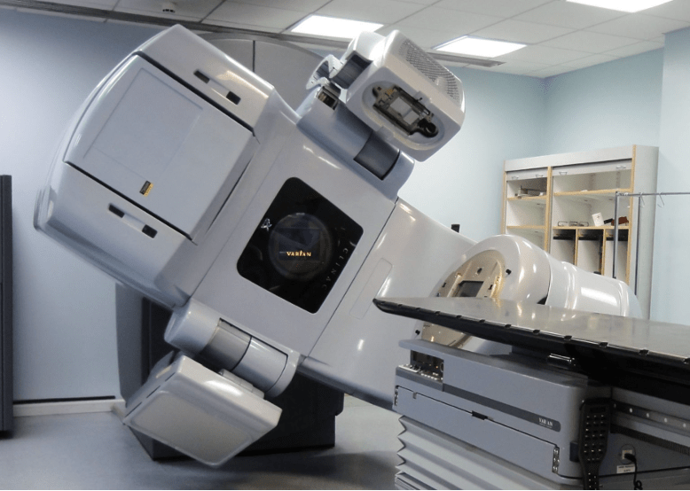 Acelerador lineal Varian iX utilizado en tratamientos modernos de radioterapia